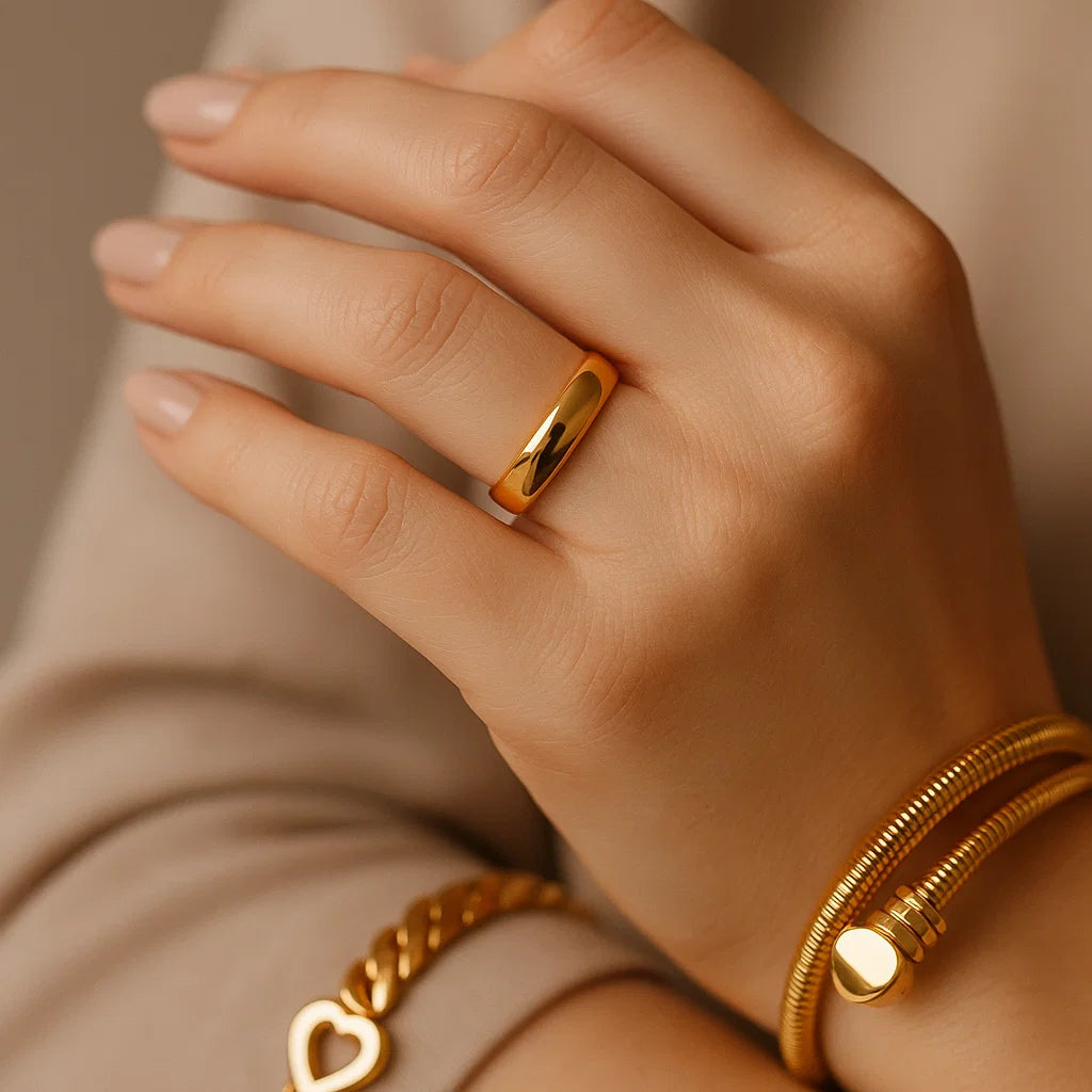 Alianza ZAYA lisa anatómica (comfort fit) dorada, baño de oro 18K; a prueba de agua, no se oscurece, hipoalergénica y con garantía de por vida.