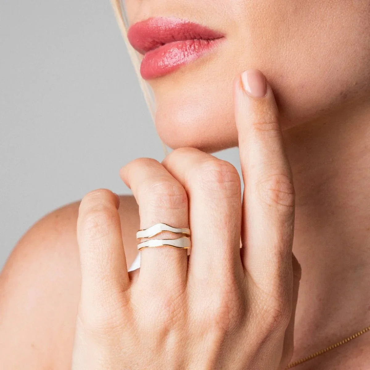 Anillo ZAYA ajustable de doble banda ondulada con nácar, baño de oro 18K; a prueba de agua, no se oscurece, hipoalergénico y con garantía de por vida.