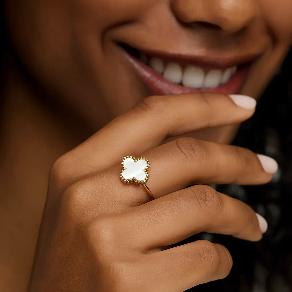 Anillo ZAYA ajustable con trébol blanco esmaltado y aro doble, baño de oro 18K; hipoalergénico, a prueba de agua y con garantía de por vida.