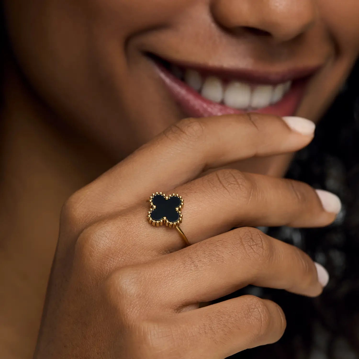 Anillo ZAYA ajustable con trébol negro esmaltado y aro doble, baño de oro 18K; hipoalergénico, a prueba de agua y con garantía de por vida.