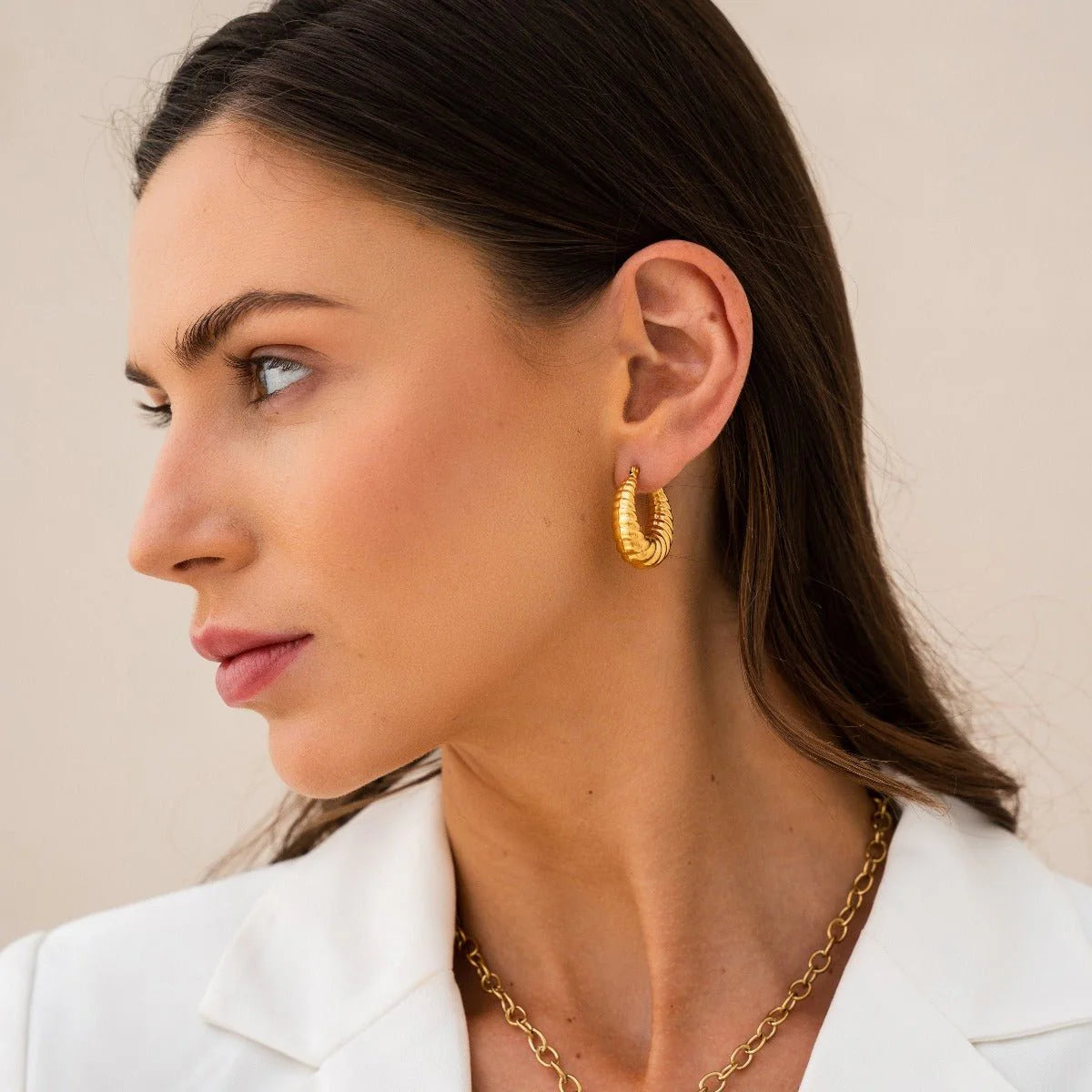 Aros ZAYA argolla estilo croissant dorados, baño de oro 18K; a prueba de agua, no se oscurecen, hipoalergénicos y con garantía de por vida.