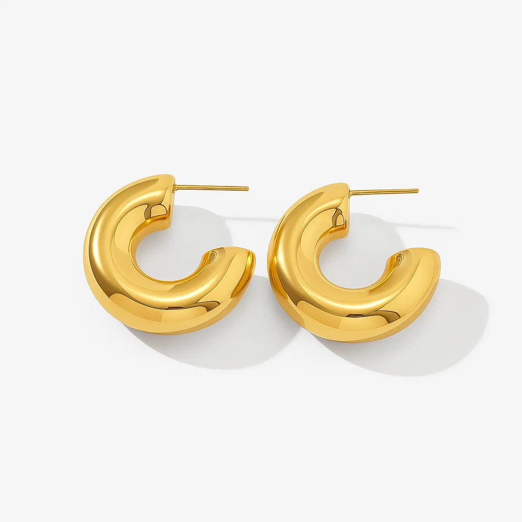 Par de aros argolla gruesos Lola estilo chunky, dorados con acabado espejo, baño de oro 18K sobre acero inoxidable 316L.