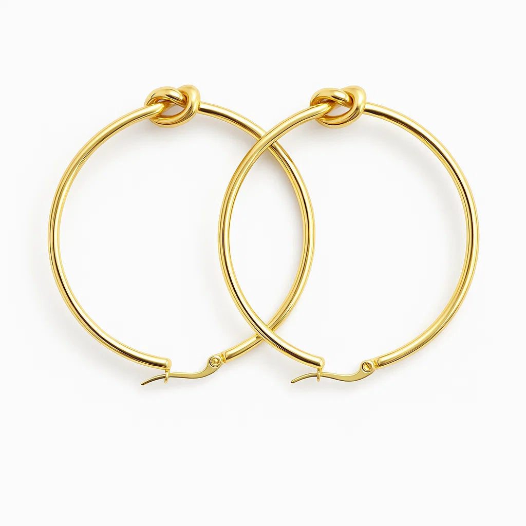 Aros ZAYA de argolla con nudo central, baño de oro 18K; a prueba de agua, hipoalergénicos y con garantía de por vida.