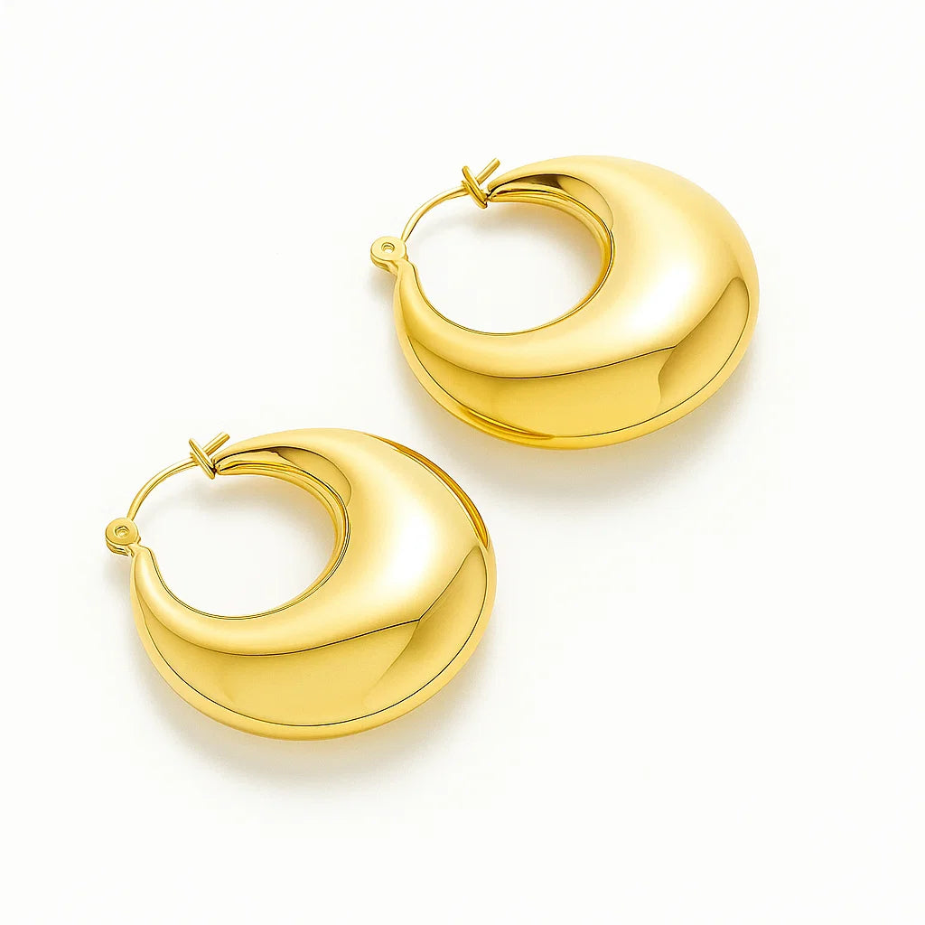 Aros dorados voluminosos estilo media luna, acabado liso y brillante, baño de oro 18K en acero inoxidable 316L.