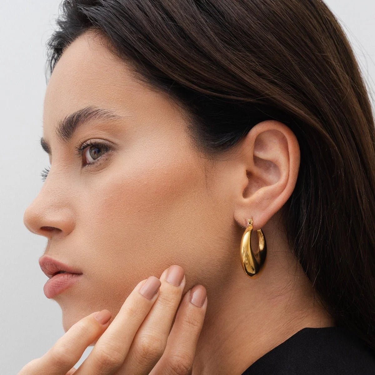 Aros dorados voluminosos estilo media luna, acabado liso y brillante, baño de oro 18K en acero inoxidable 316L.