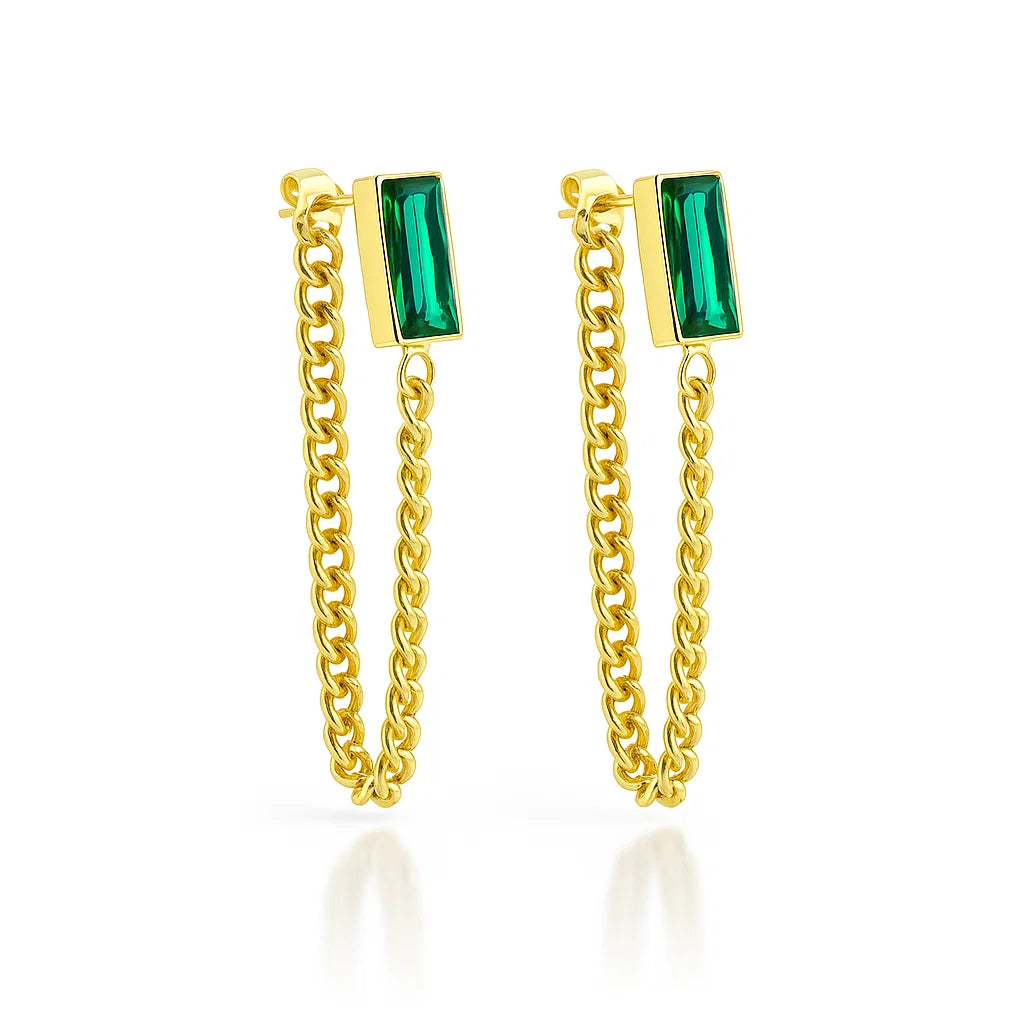 Aros dorados largos con cadena fina y piedra rectangular verde esmeralda en baño de oro 18K de ZAYA