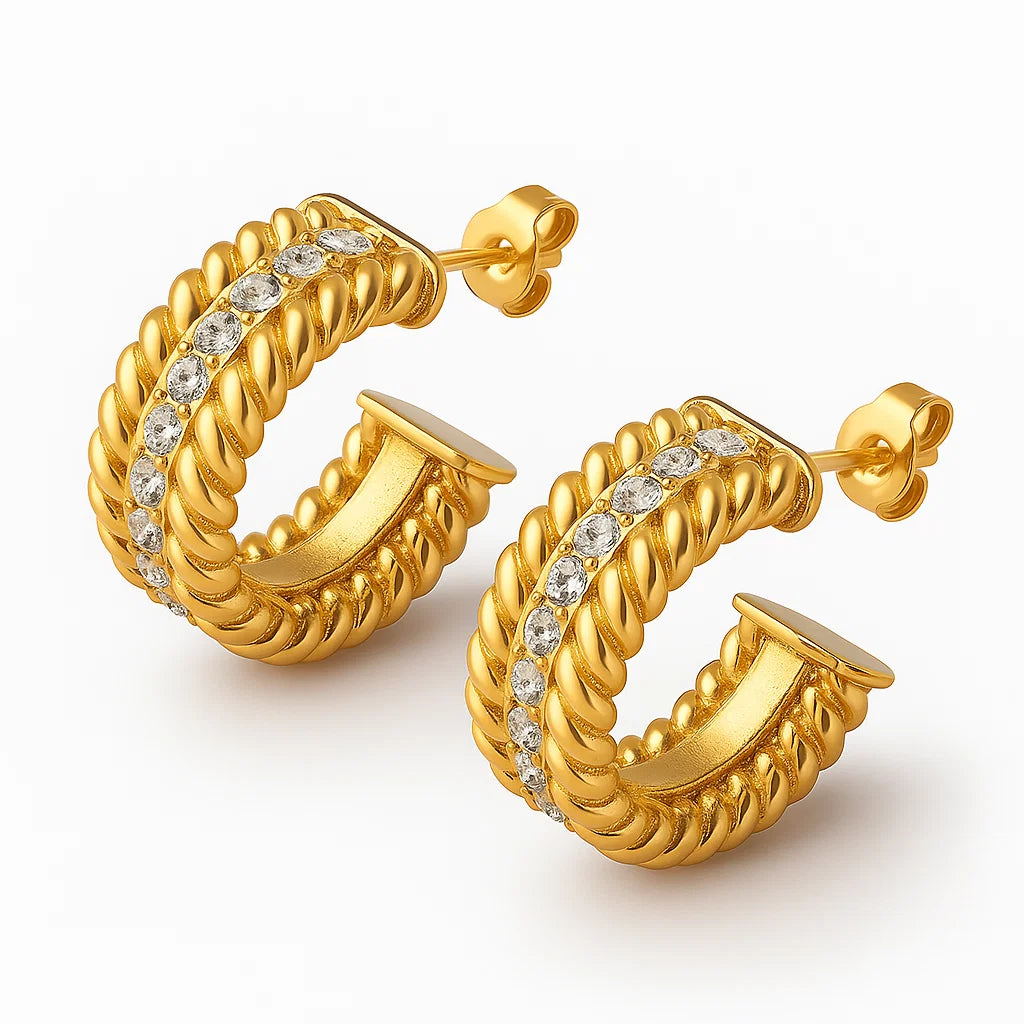 Aros dorados de media argolla con textura trenzada y fila central de circonias, baño de oro 18K en acero inoxidable 316L.