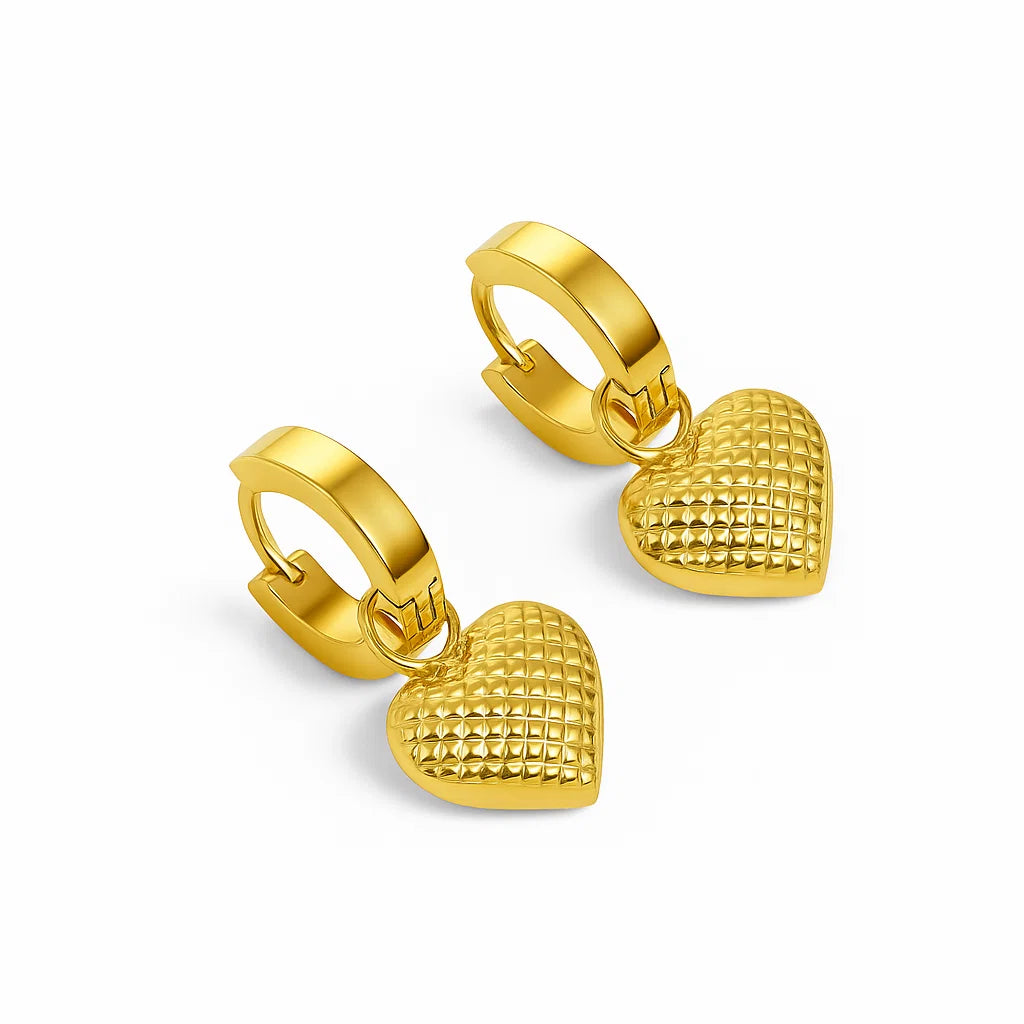Aros ZAYA huggie con dije de corazón texturizado, baño de oro 18K; a prueba de agua, no se oscurecen, hipoalergénicos y con garantía de por vida.