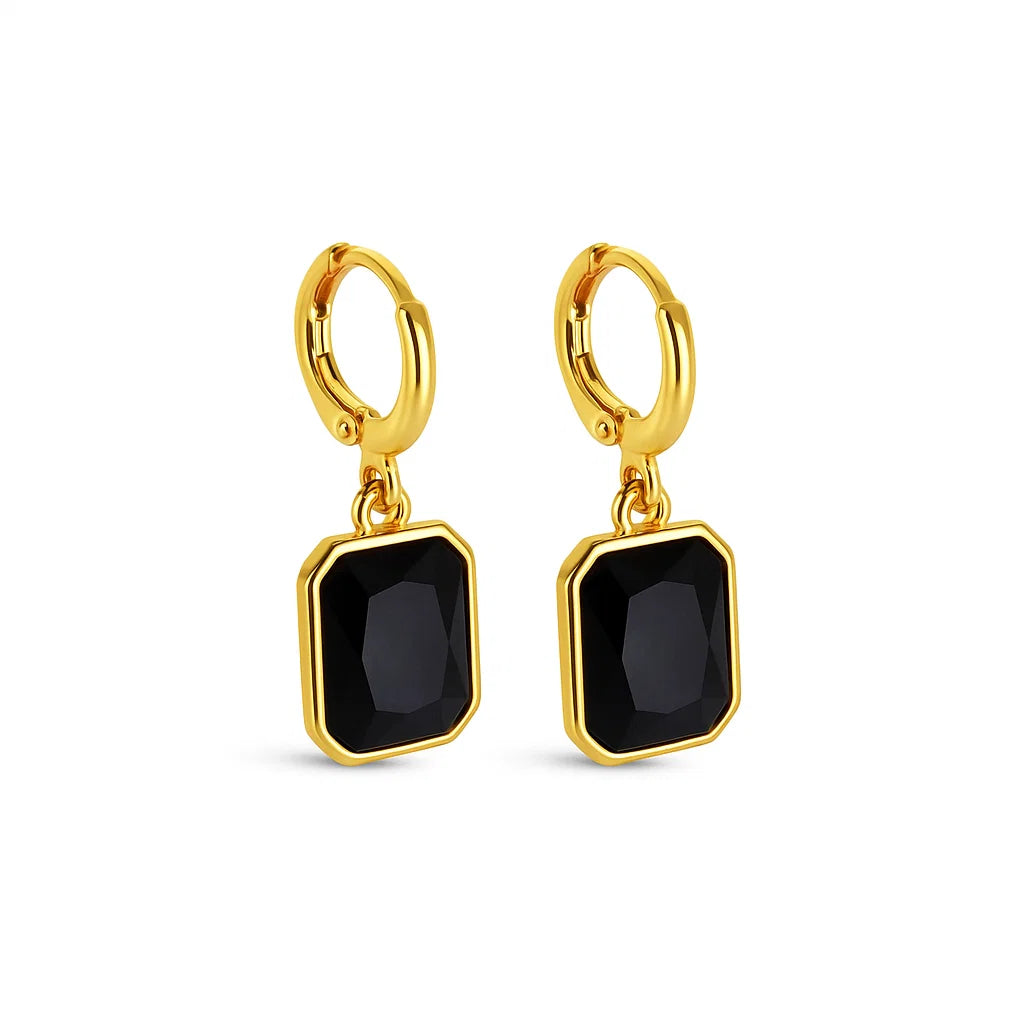 Aros dorados tipo argolla con colgantes rectangulares de cristal negro en baño de oro 18K de ZAYA