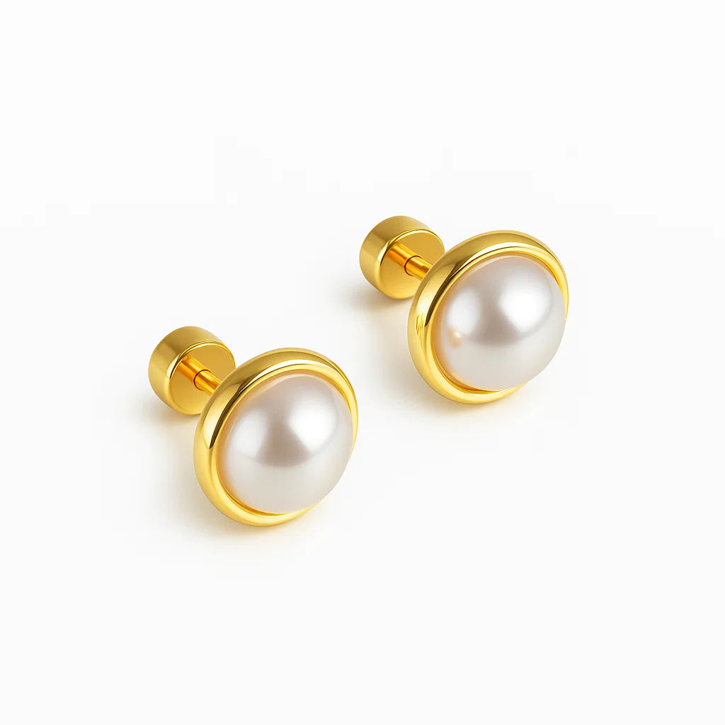 Aros stud dorados con perla redonda blanca en engaste liso, baño de oro 18K sobre acero inoxidable 316L.