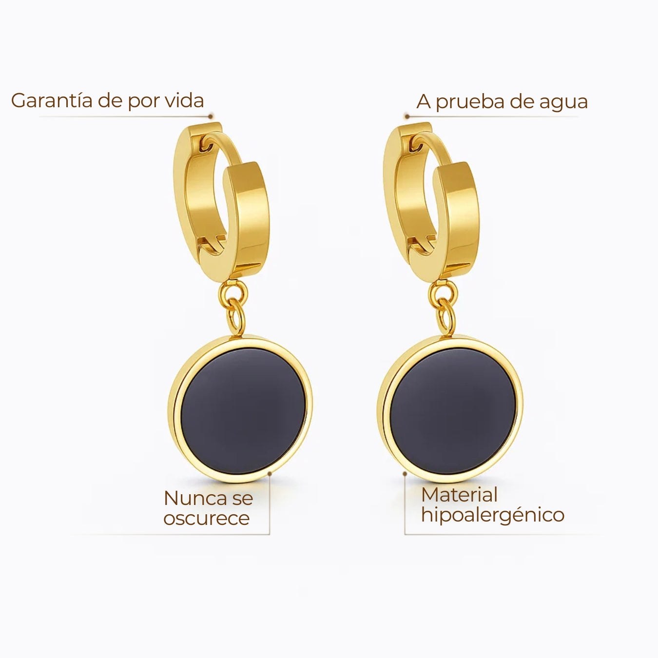 Aros huggie dorados con dije redondo negro estilo ónix, baño de oro 18K en acero inoxidable 316L.