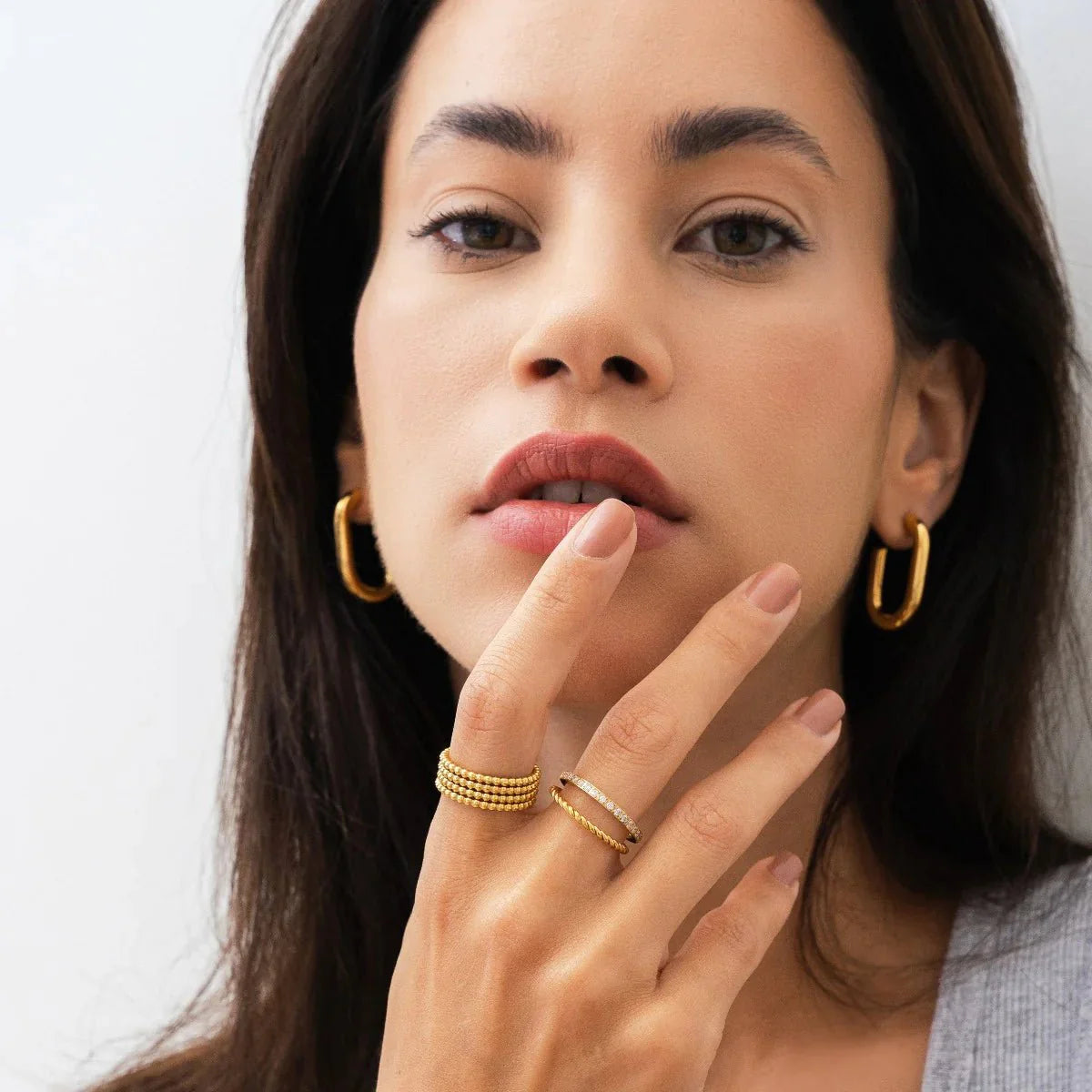 Aros Piper en U, baño de oro 18K, acero inoxidable 316L hipoalergénico; brillo alto y diseño liviano.