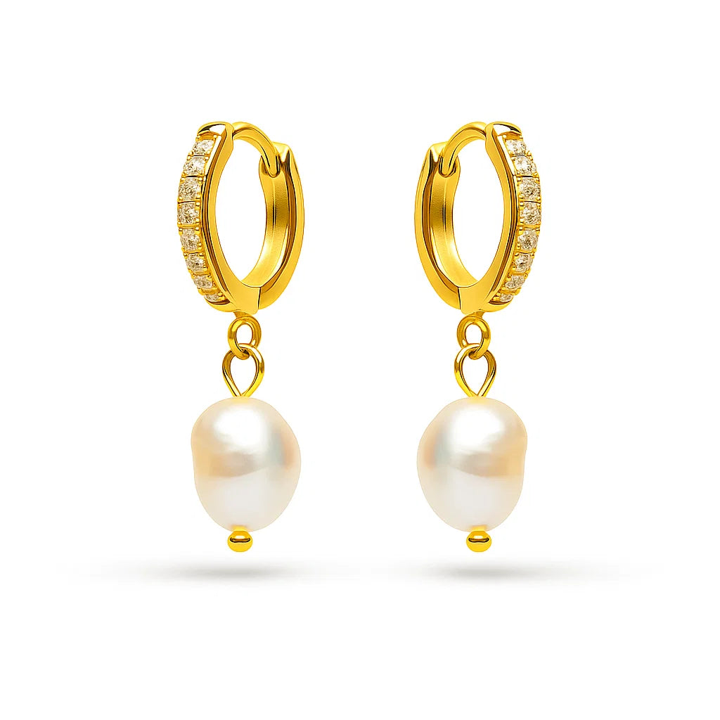 Aros de argolla dorados con pequeñas zirconias en la parte frontal y perla de río blanca colgante en cada aro, en baño de oro 18K de ZAYA sobre fondo blanco