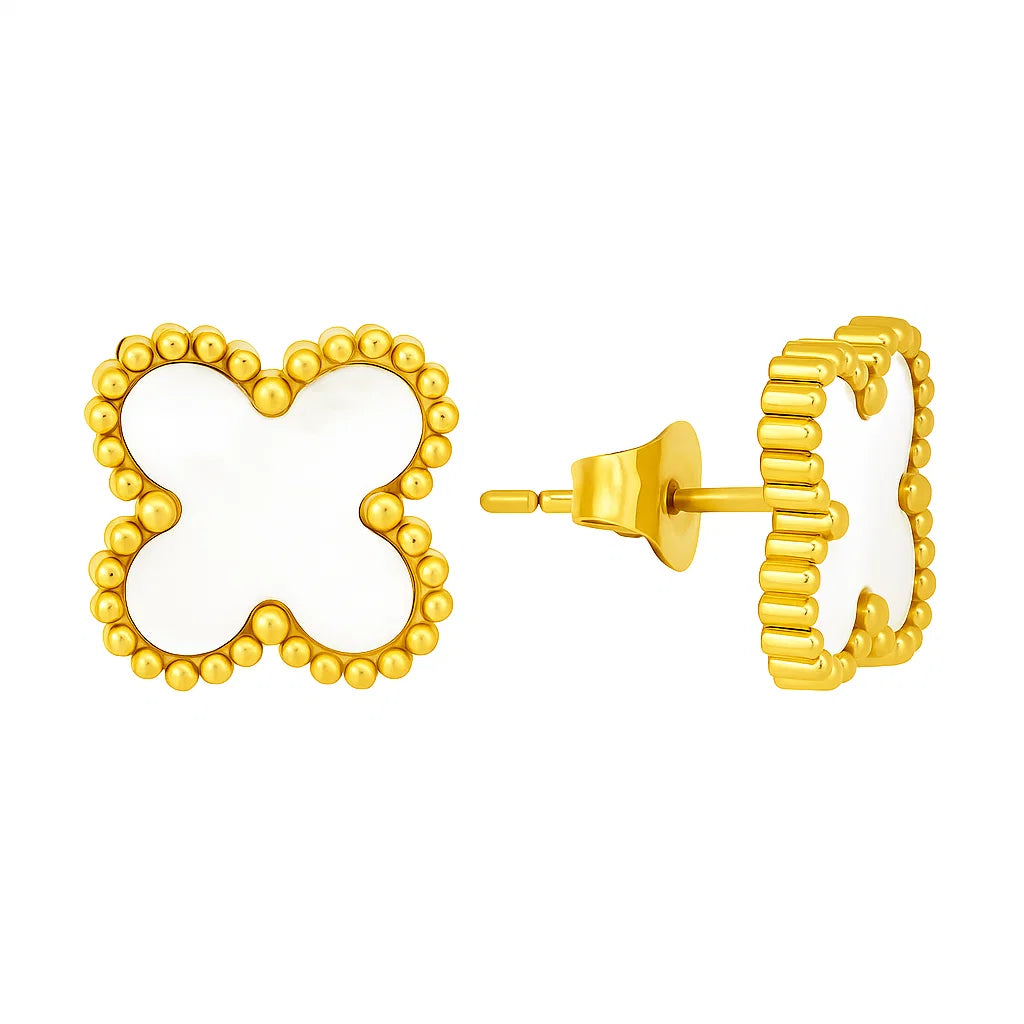 Aros ZAYA tipo stud con trébol blanco esmaltado y borde texturizado, baño de oro 18K; hipoalergénicos, a prueba de agua y con garantía de por vida.