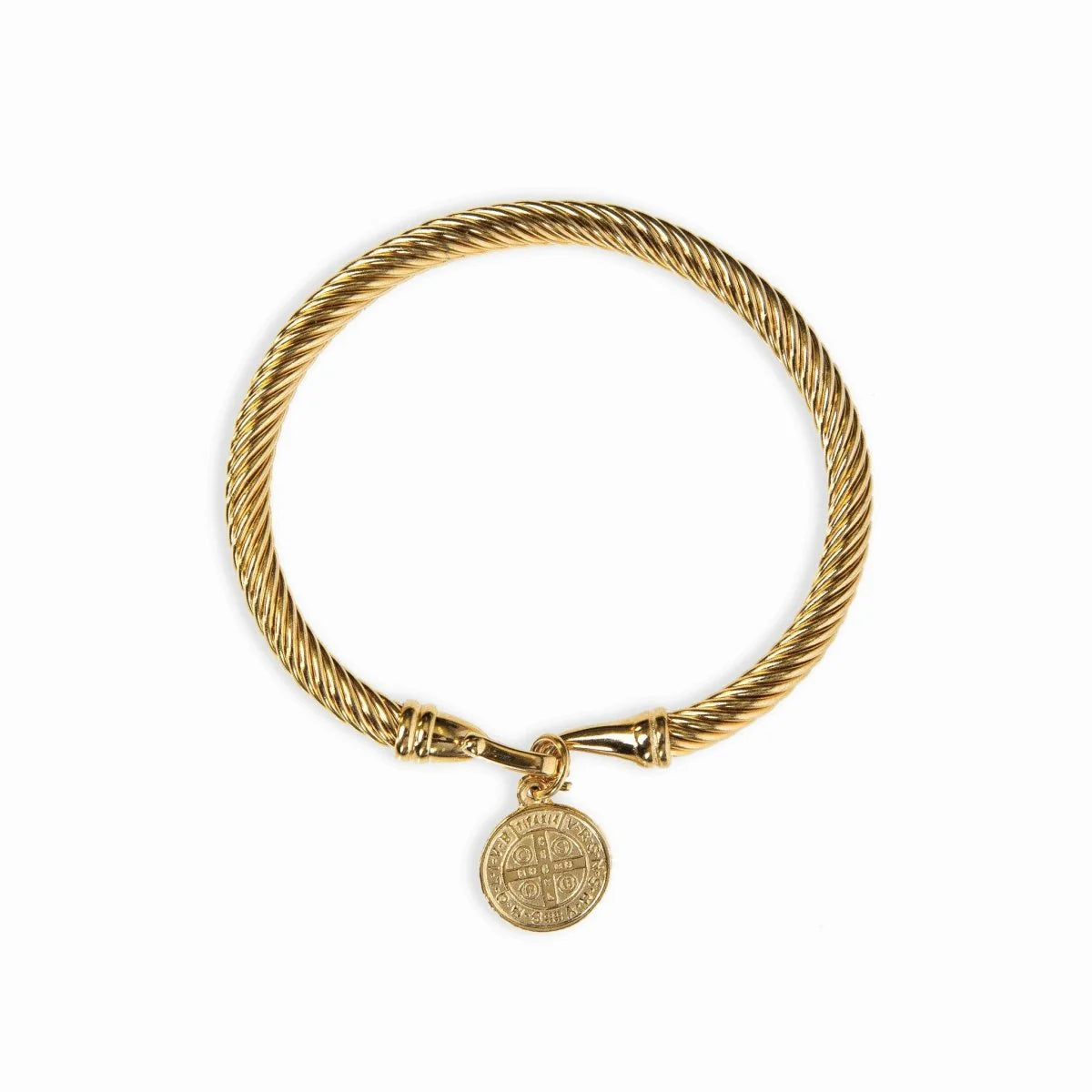 Brazalete ZAYA con dije de San Benito en cable retorcido, baño de oro 18K; a prueba de agua, no se oscurece, hipoalergénico y con garantía de por vida.