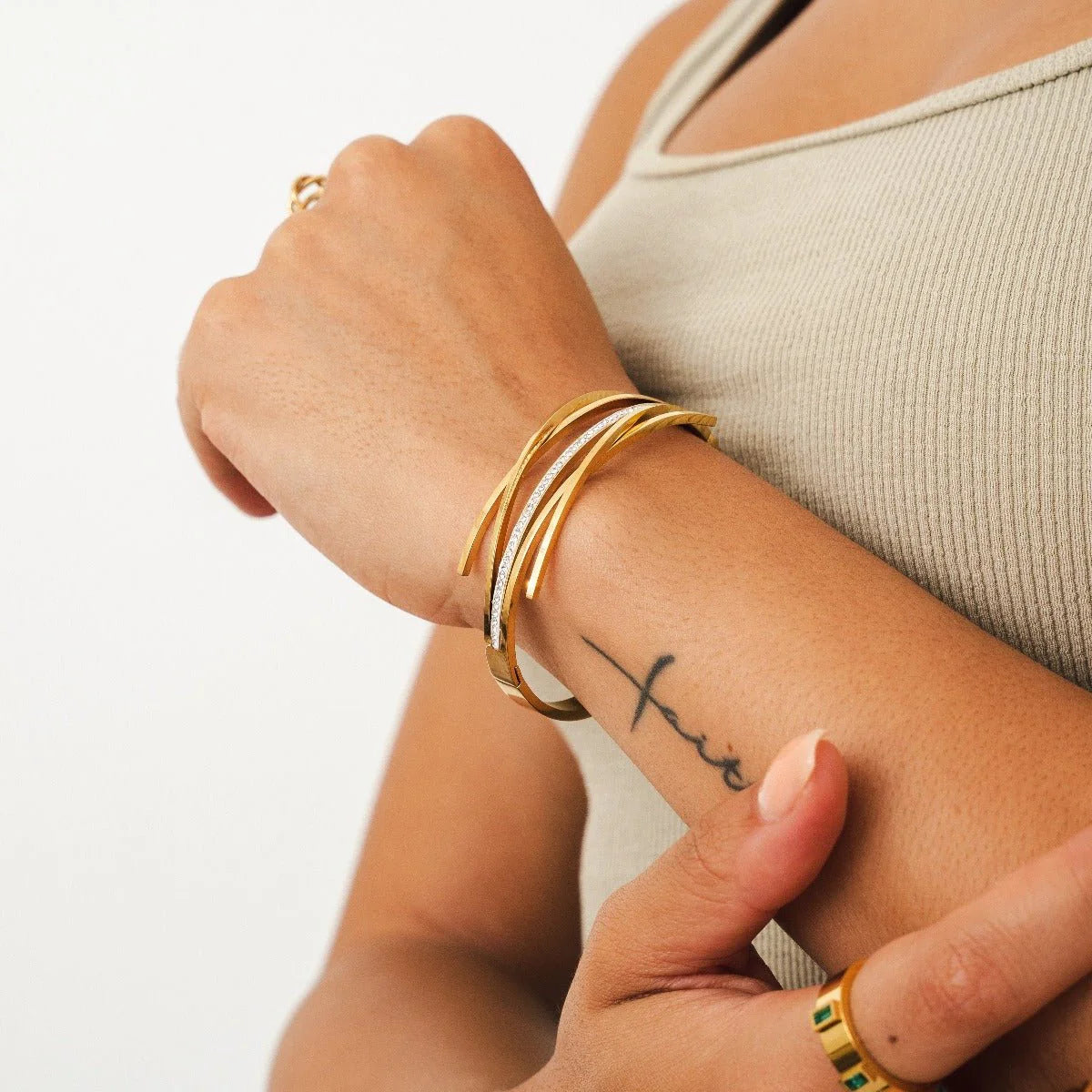 Brazalete ZAYA Florence con zirconias y líneas superpuestas, baño de oro 18K; a prueba de agua, hipoalergénico y con garantía de por vida.