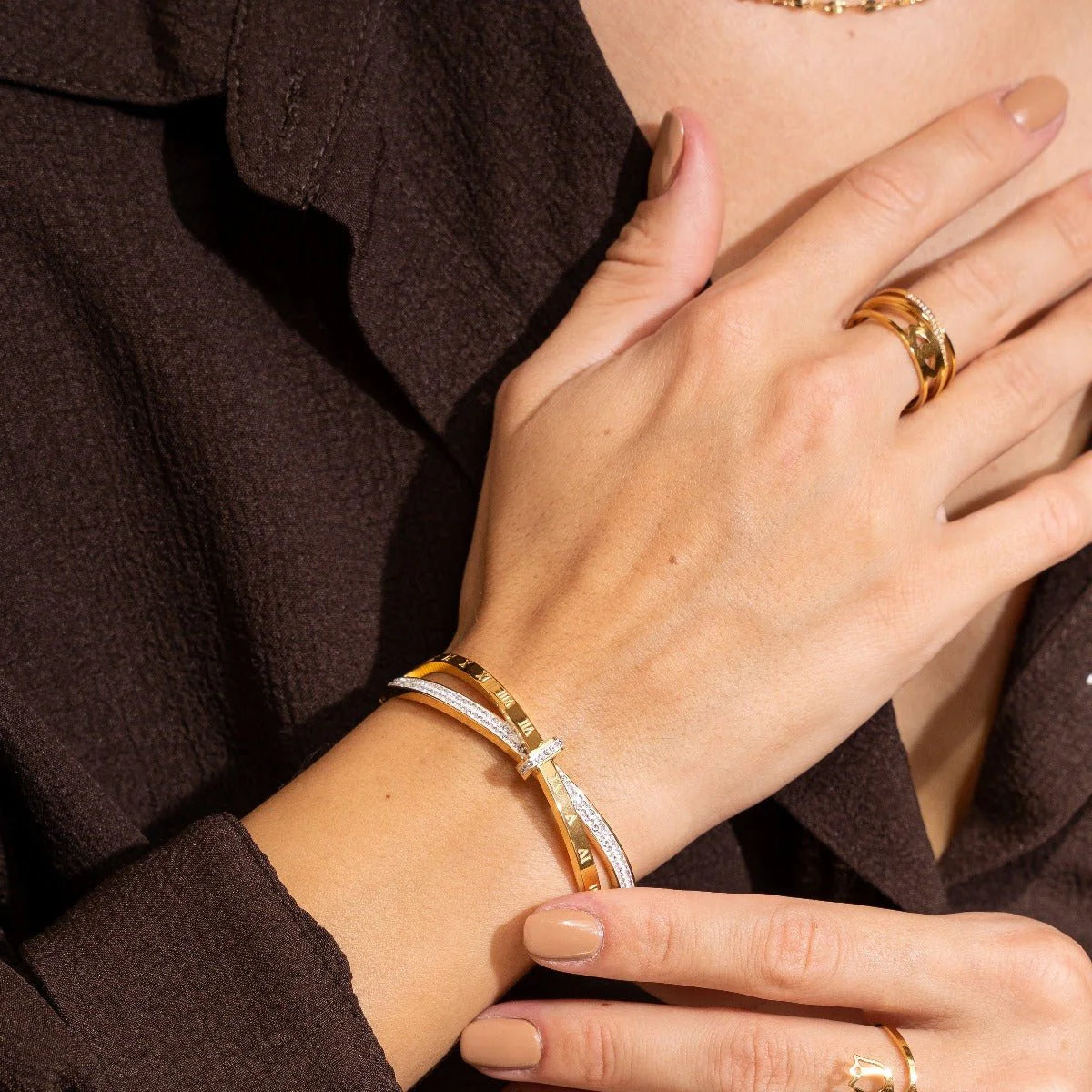 Brazalete ZAYA con números romanos y circonias pavé, baño de oro 18K; a prueba de agua, no se oscurece, hipoalergénico y con garantía de por vida.