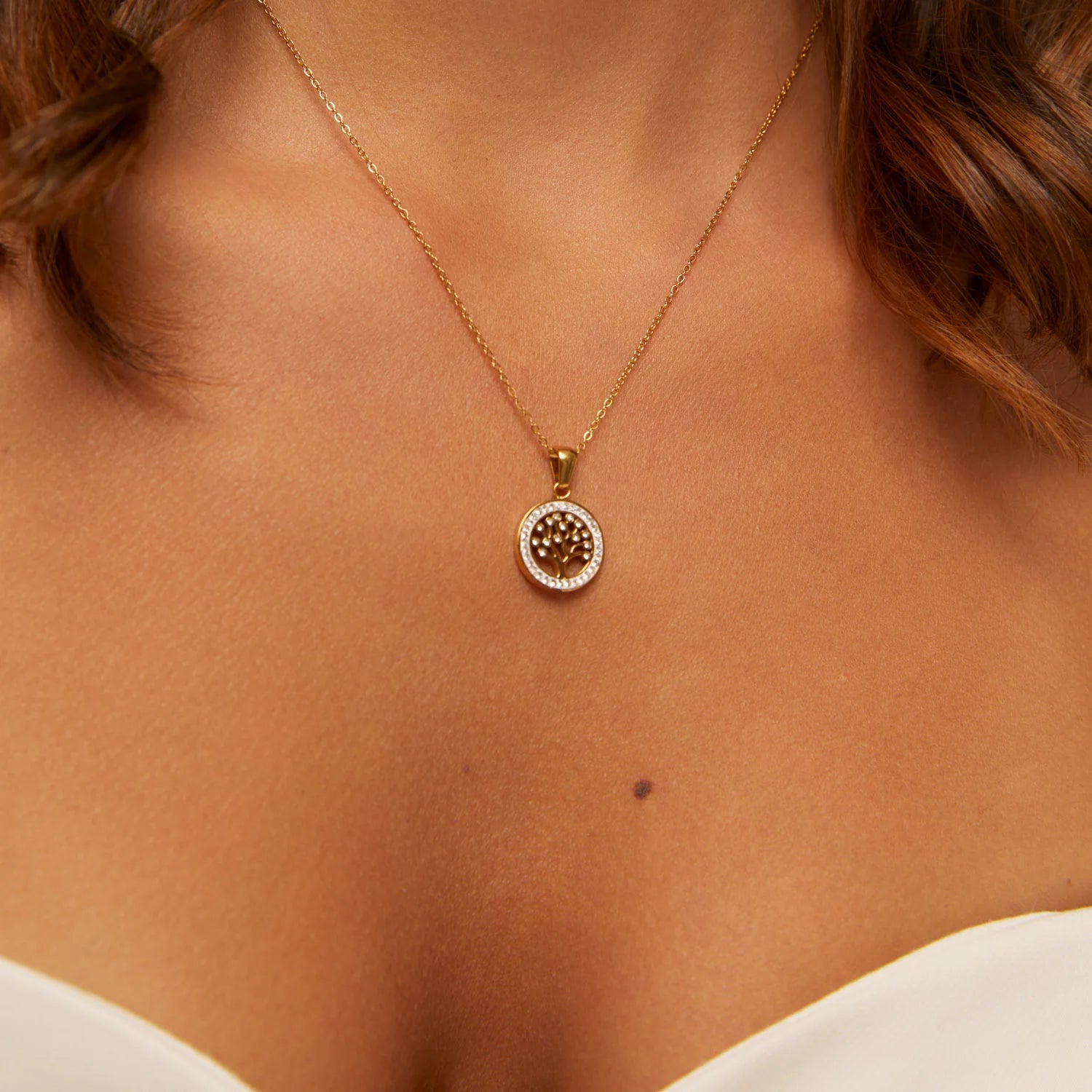 Collar ZAYA con dije Árbol de la Vida y circonias, baño de oro 18K; hipoalergénico, a prueba de agua y con garantía de por vida