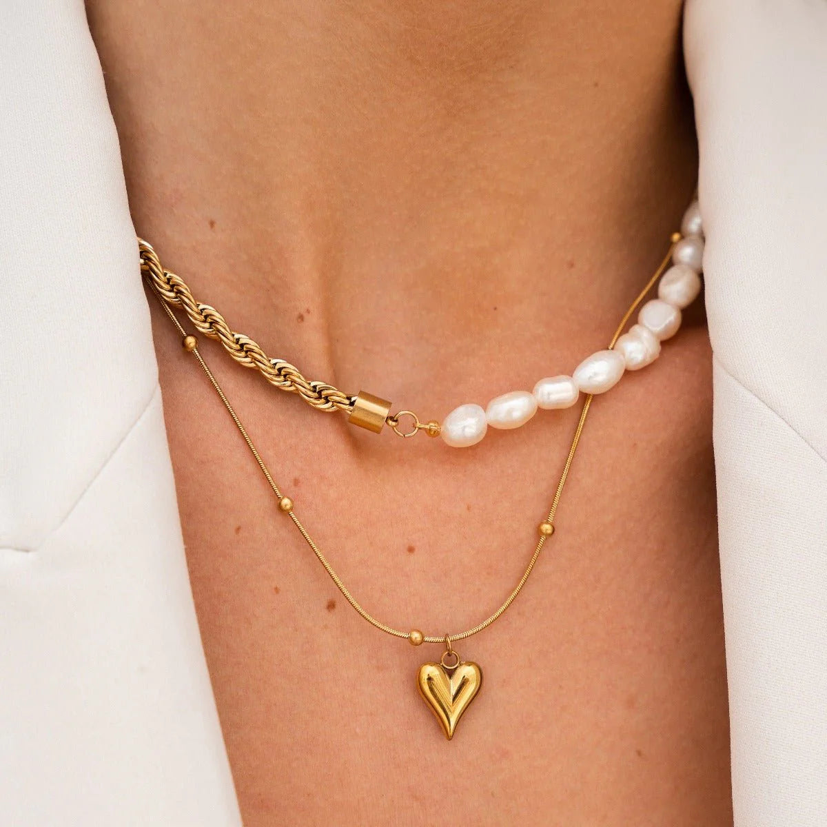 Collar ZAYA con dije de corazón y cadena satélite, baño de oro 18K; hipoalergénico, a prueba de agua y con garantía de por vida