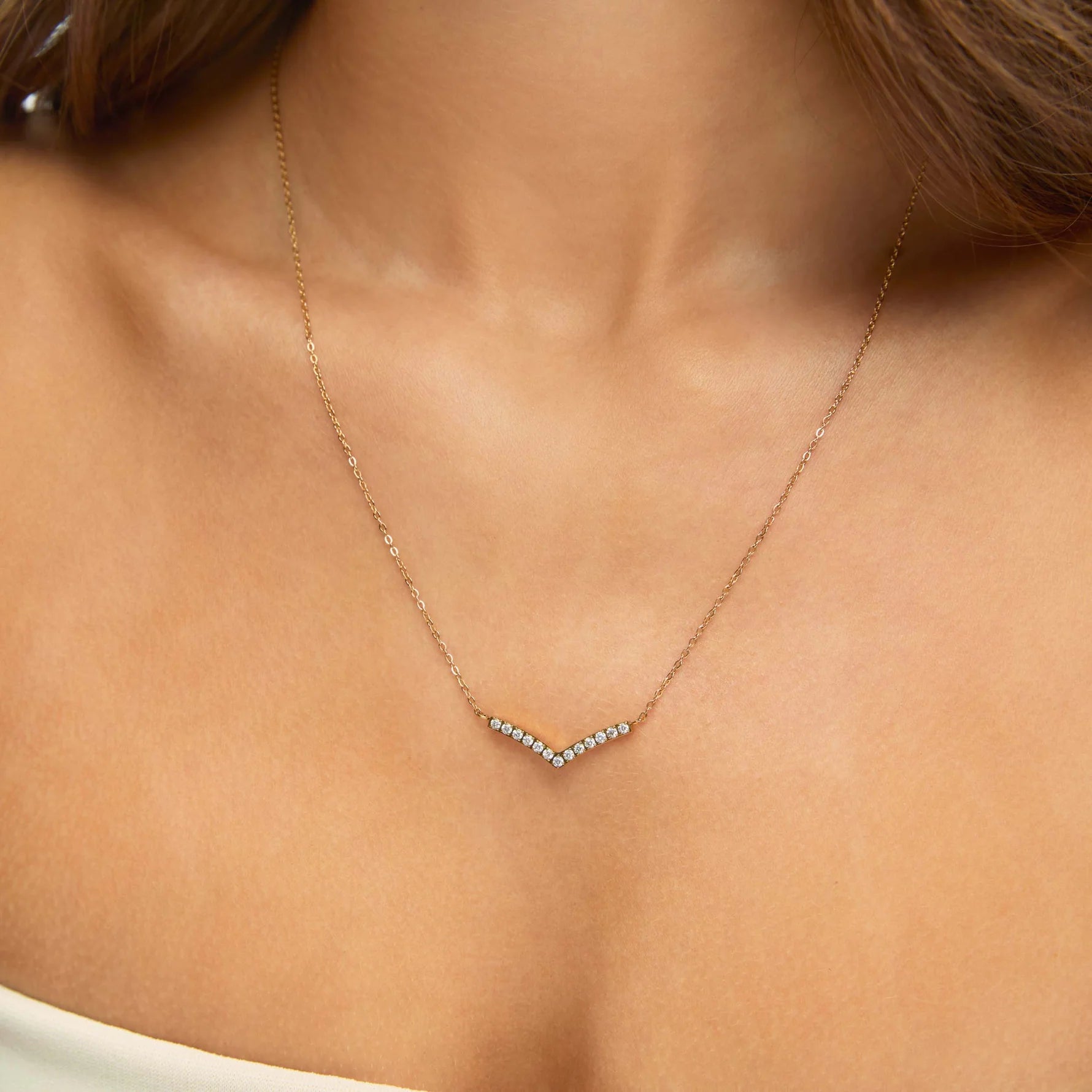 Collar ZAYA con dije en “V” tipo diadema con circonias, baño de oro 18K; hipoalergénico, a prueba de agua y con garantía de por vida