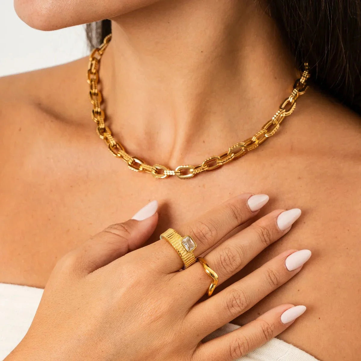 Collar ZAYA de eslabones gruesos estilo chunky, baño de oro 18K; hipoalergénico, a prueba de agua, no se oscurece y con garantía de por vida.