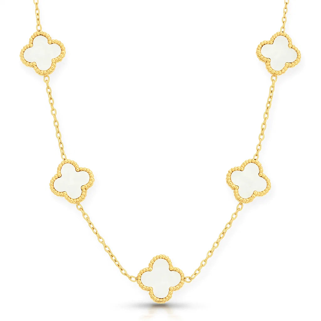 Collar ZAYA con tréboles blancos y borde texturizado, baño de oro 18K; hipoalergénico, a prueba de agua y con garantía de por vida.