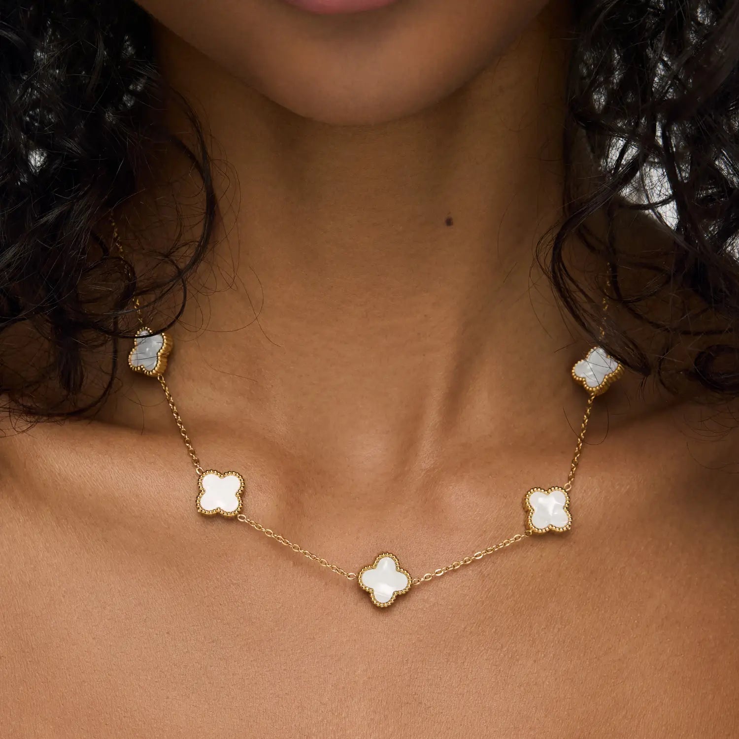 Collar ZAYA con tréboles blancos y borde texturizado, baño de oro 18K; hipoalergénico, a prueba de agua y con garantía de por vida.