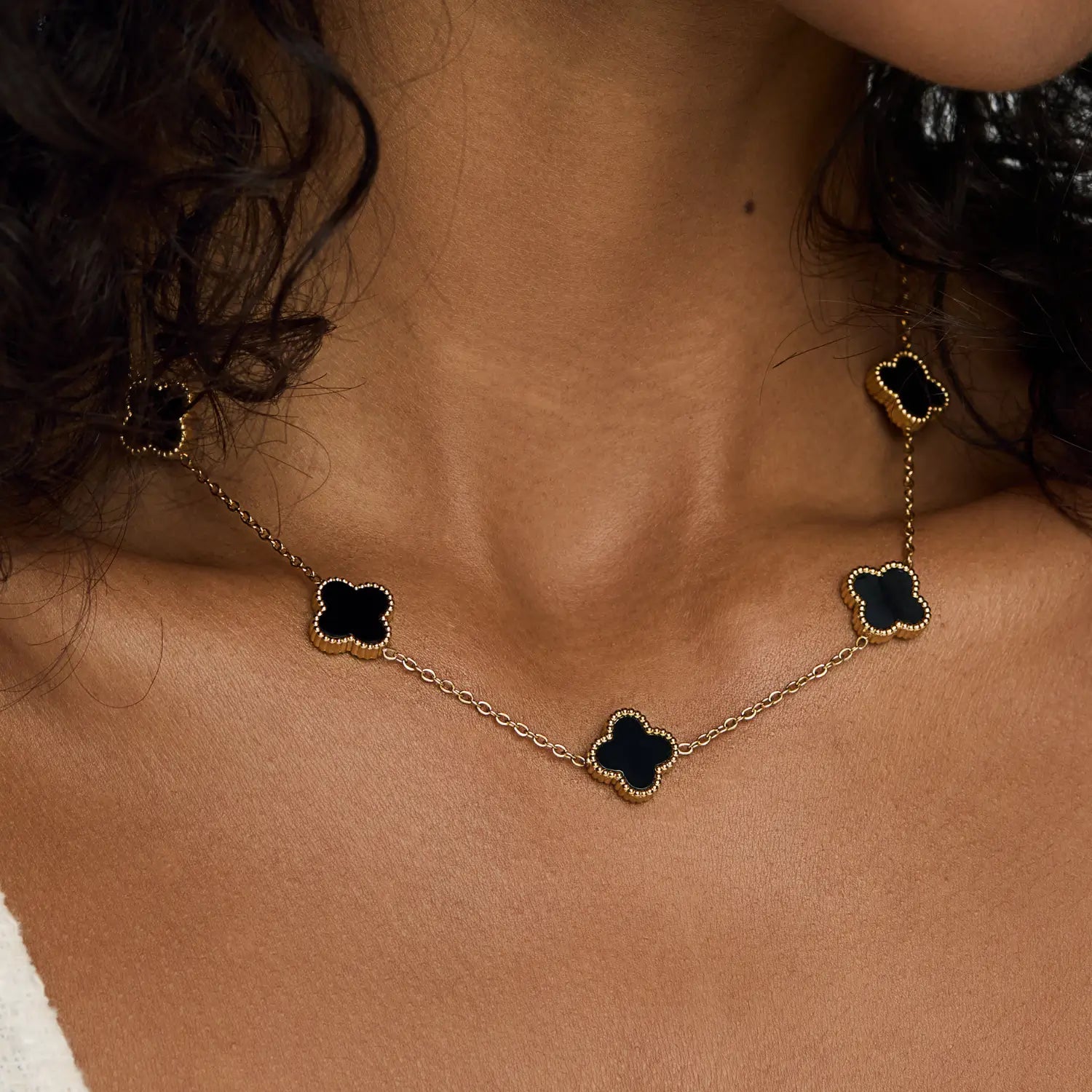 Collar ZAYA con tréboles negros esmaltados y borde texturizado, baño de oro 18K; hipoalergénico, a prueba de agua y con garantía de por vida.