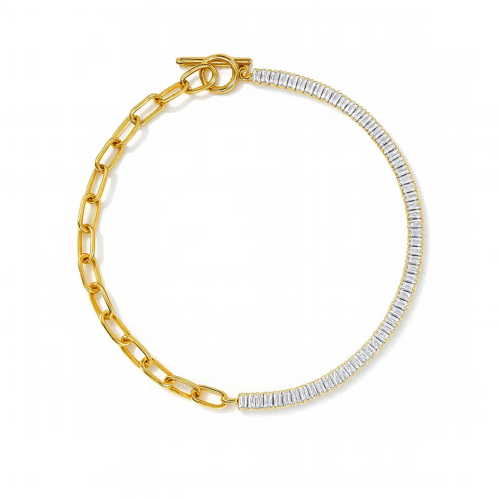 Gargantilla ZAYA media cadena paperclip y media riviera de circonias baguette, baño de oro 18K; ajustable, hipoalergénica y a prueba de agua con garantía de por vida.