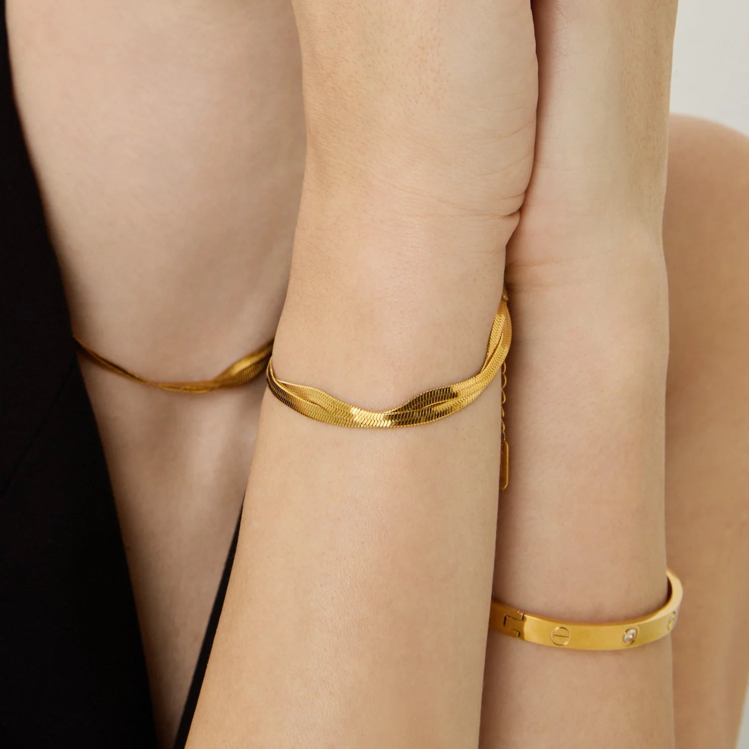 Pulsera ZAYA tipo snake ondulada, baño de oro 18K; hipoalergénica, a prueba de agua, no se oscurece y con garantía de por vida