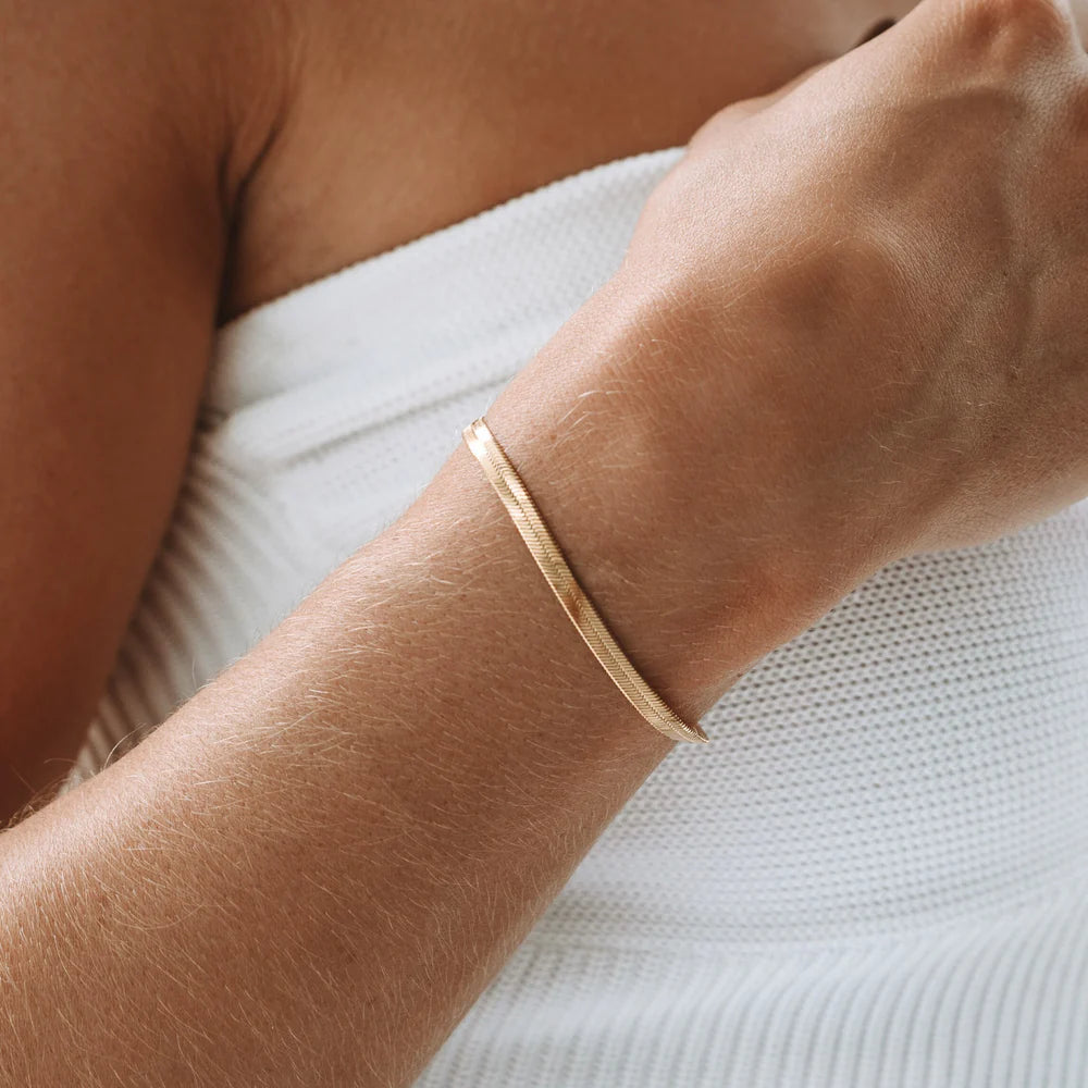 Pulsera ZAYA tipo snake plana, baño de oro 18K; hipoalergénica, a prueba de agua, no se oscurece y con garantía de por vida