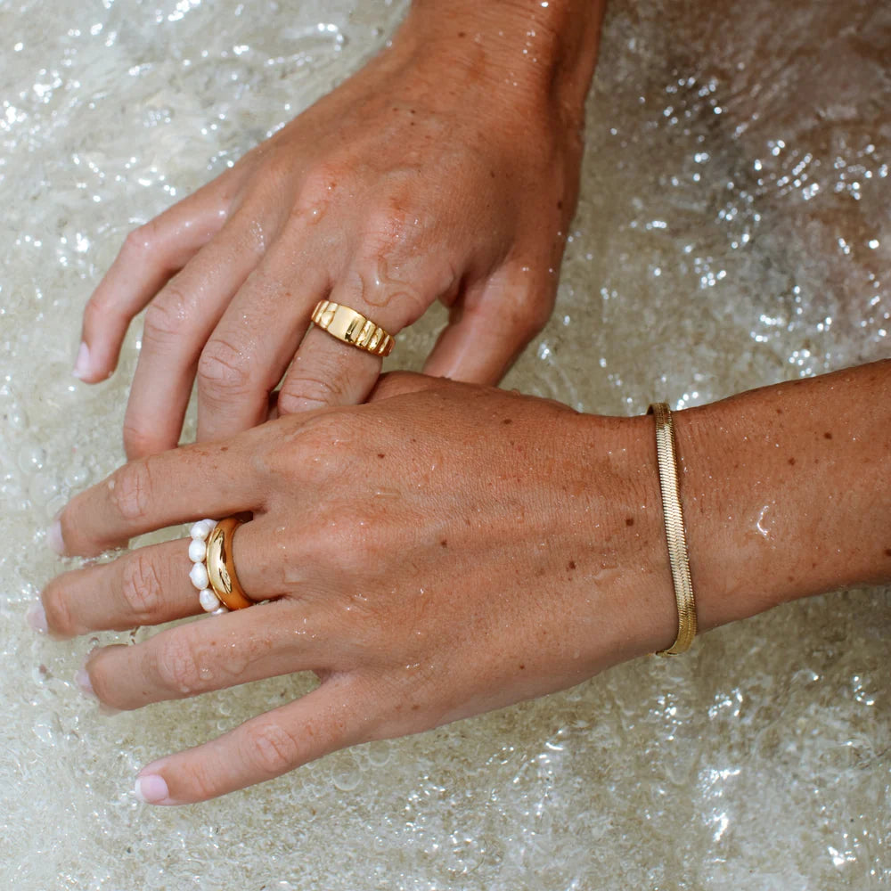 Pulsera ZAYA tipo snake plana, baño de oro 18K; hipoalergénica, a prueba de agua, no se oscurece y con garantía de por vida