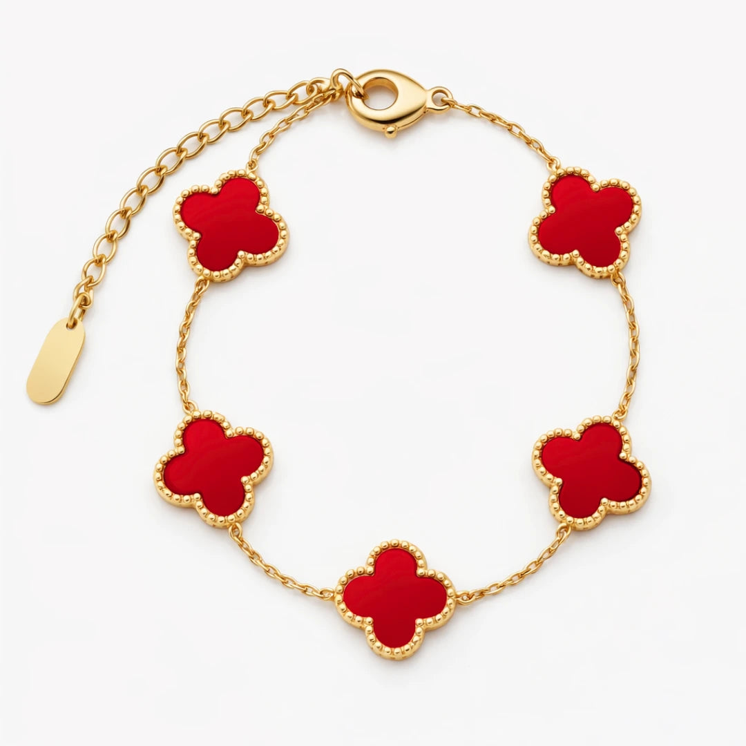Pulsera ZAYA con tréboles rojos esmaltados y borde texturizado; acero inoxidable, baño de oro 18K; hipoalergénica, a prueba de agua y con garantía de por vida.
