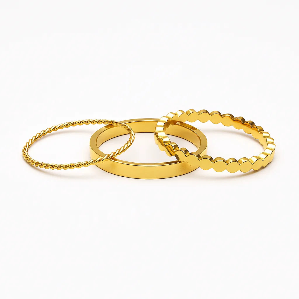 Set de 3 anillos dorados “Daily” (martillado, bolitas y torcido) en acero inoxidable 316L con baño de oro 18K, resistentes al agua.