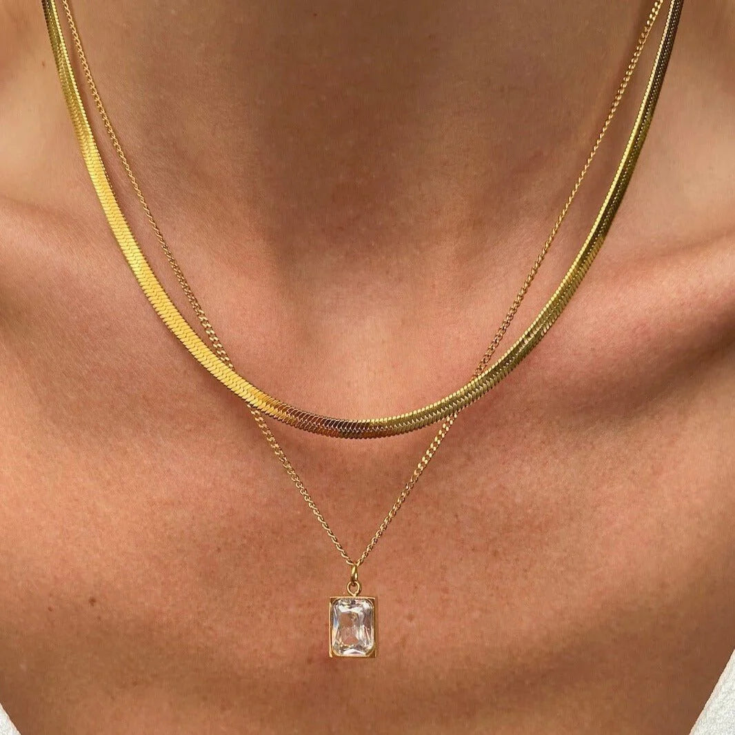 Set Collar París ZAYA: cadena serpiente y cadena con dije de cristal rectangular, baño de oro 18K; a prueba de agua, no se oscurece, hipoalergénico y con garantía de por vida.