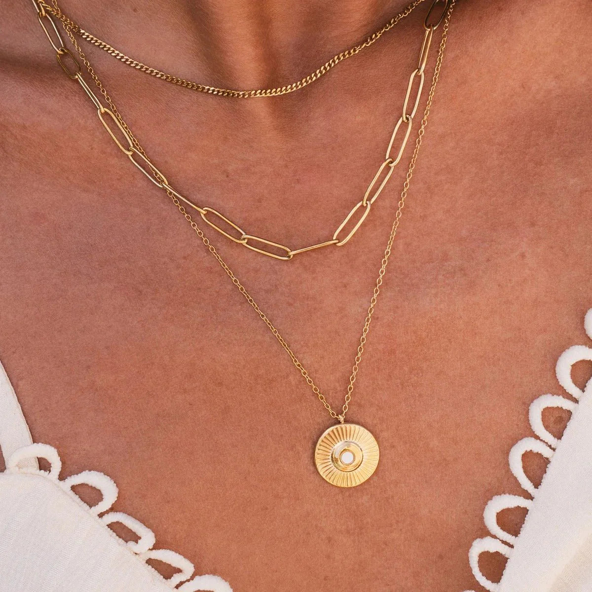 Set ZAYA de collar en capas con cadena de eslabones alargados y medallón dorado, baño de oro 18K; hipoalergénico, a prueba de agua y con garantía de por vida.