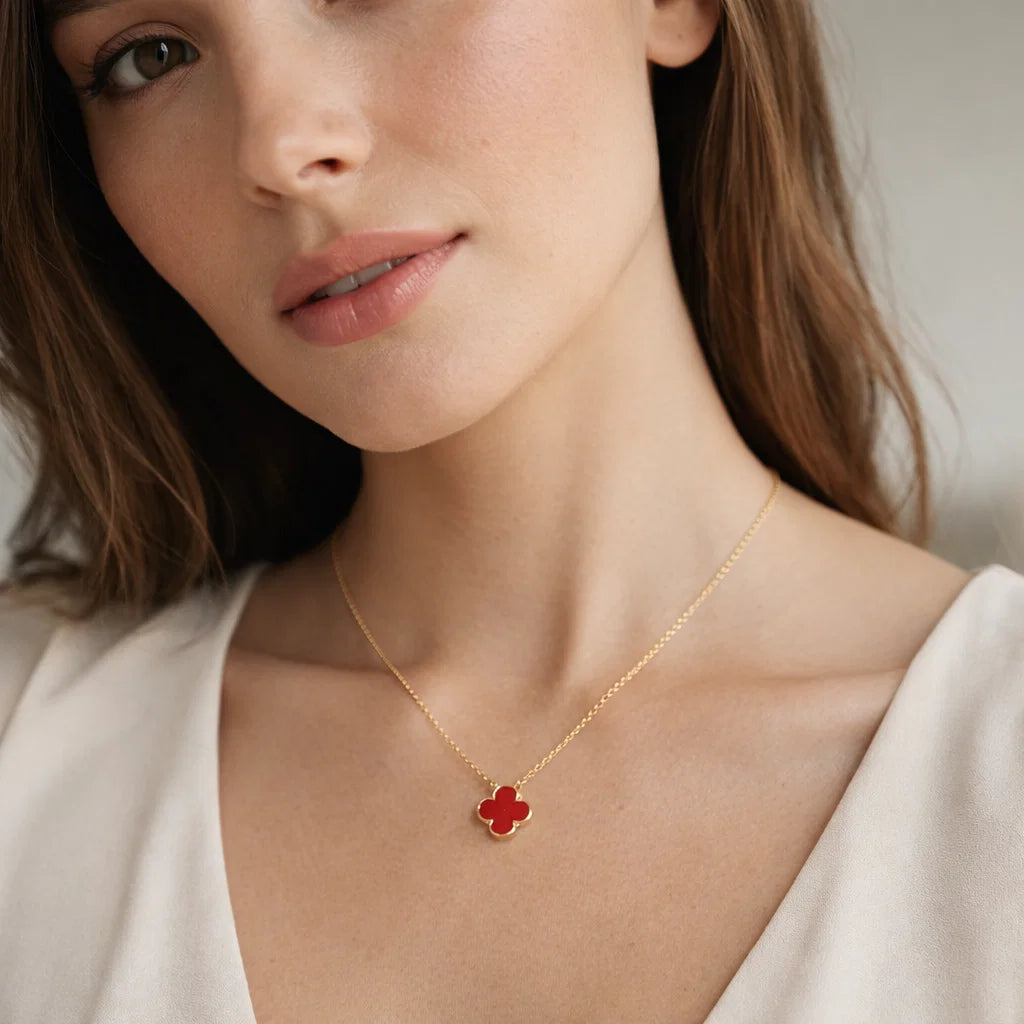 Collar Trébol Rubí Solitario – Baño de Oro 18K