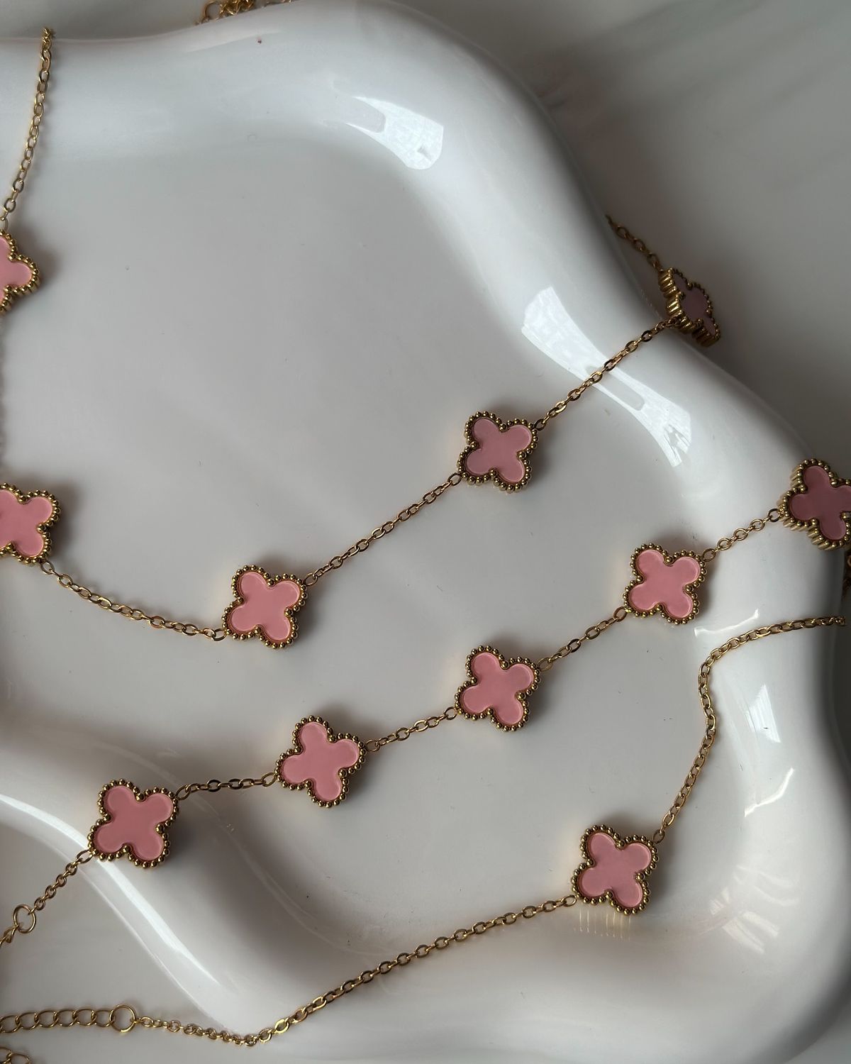 Collar Trébol Rosa – Baño de Oro 18K