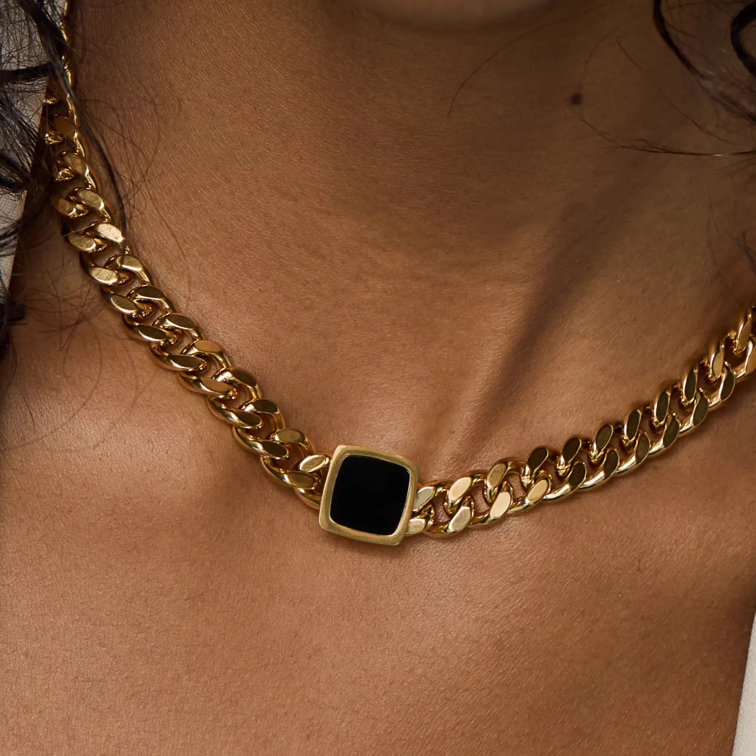 Collar Cadena Grumet con Ónix Cuadrado - Baño de Oro 18K