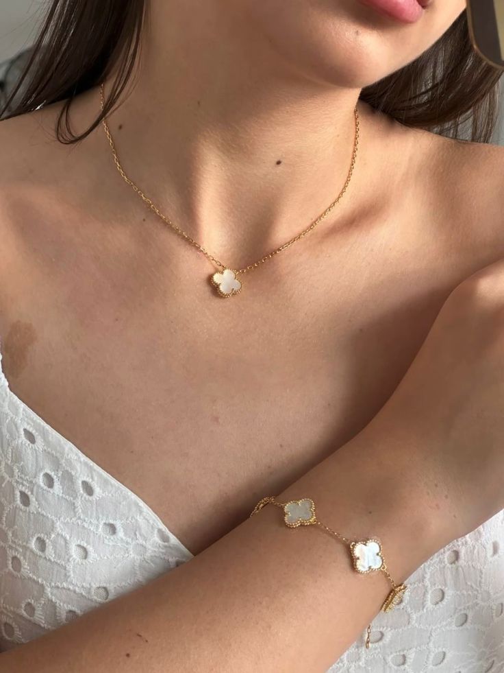 Collar Trébol Blanco Solitario – Baño de Oro 18K