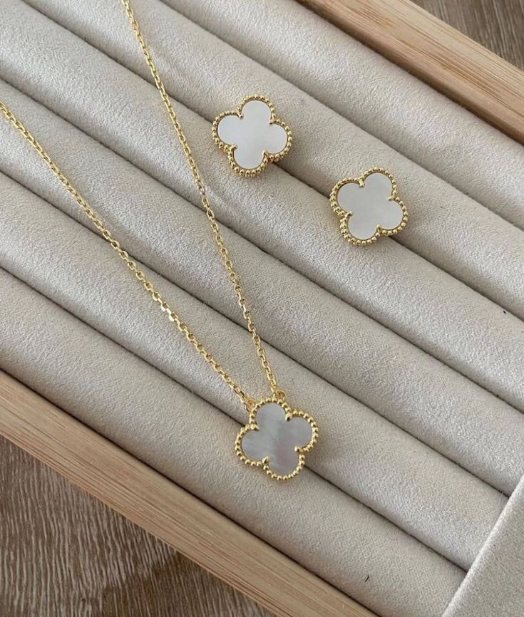 Collar Trébol Blanco Solitario – Baño de Oro 18K