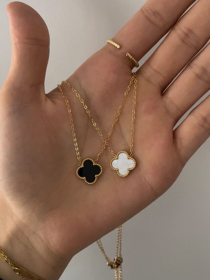 Collar Trébol Negro Solitario – Baño de Oro 18K