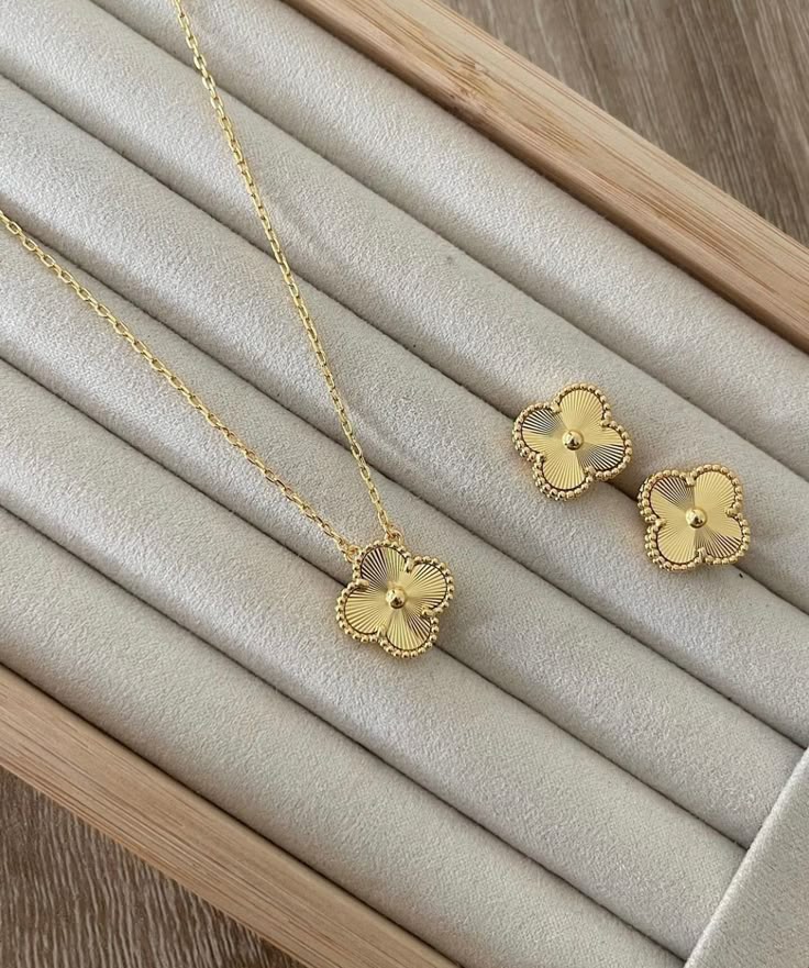 Collar Trébol Dorado Solitario – Baño de Oro 18K