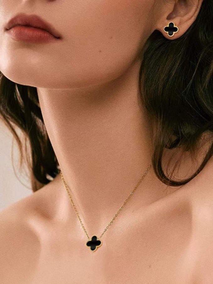 Collar Trébol Negro Solitario – Baño de Oro 18K