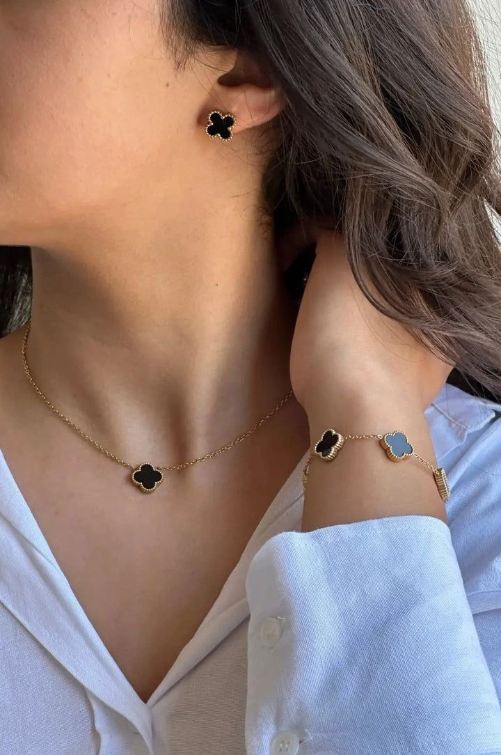 Collar Trébol Negro Solitario – Baño de Oro 18K