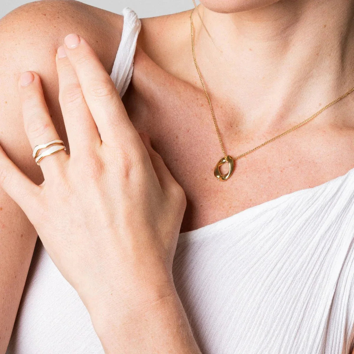 Anillo ZAYA ajustable de doble banda ondulada con nácar, baño de oro 18K; a prueba de agua, no se oscurece, hipoalergénico y con garantía de por vida.