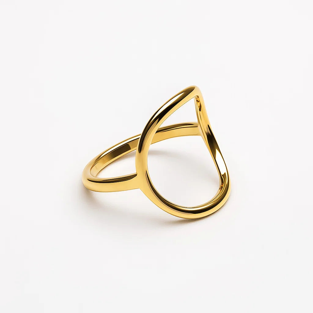 Anillo dorado minimalista con diseño oval abierto en acero inoxidable 316L y baño de oro 18K, resistente al agua.