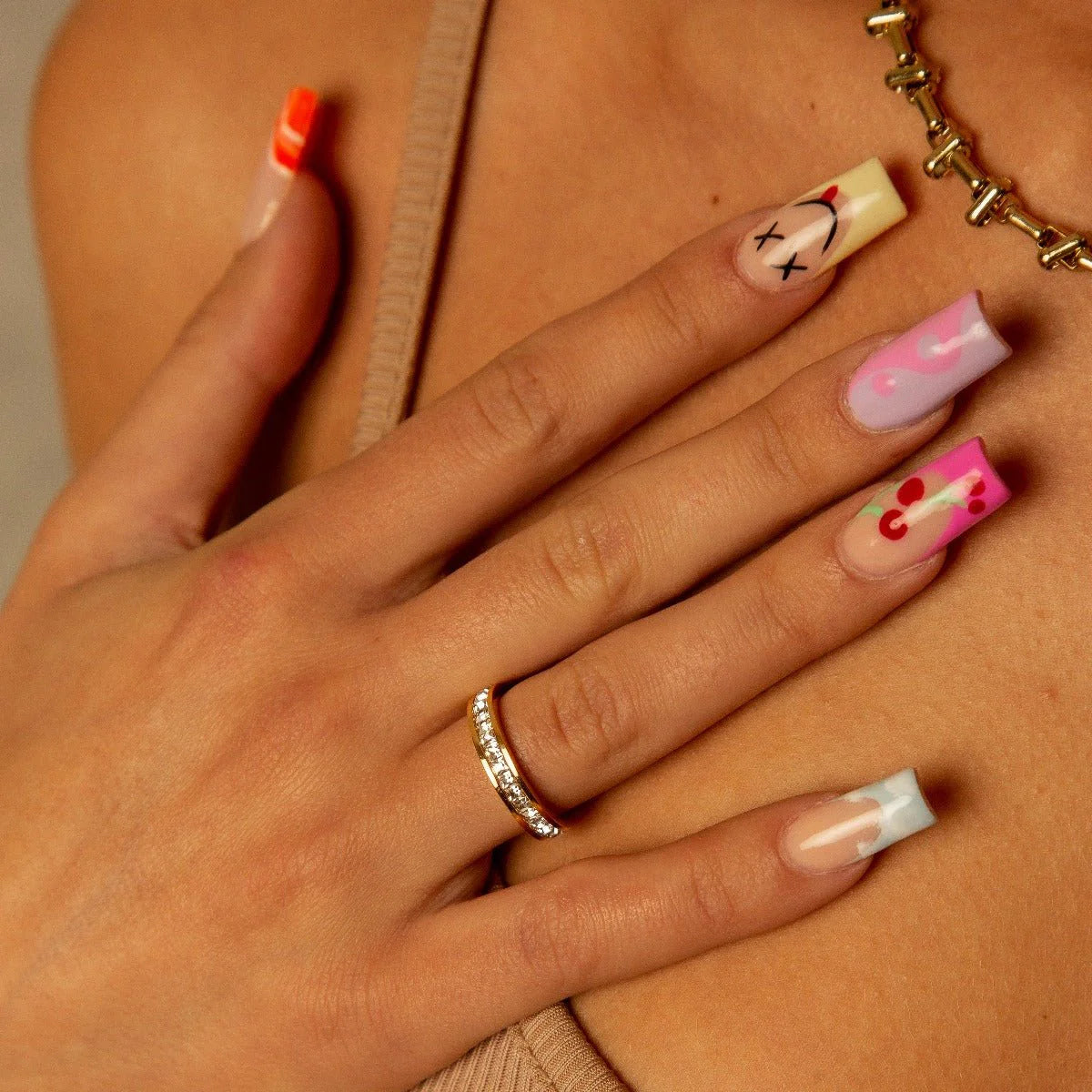 Anillo ZAYA brillante con circonias engastadas, baño de oro 18K; a prueba de agua, no se oscurece, hipoalergénico y con garantía de por vida.