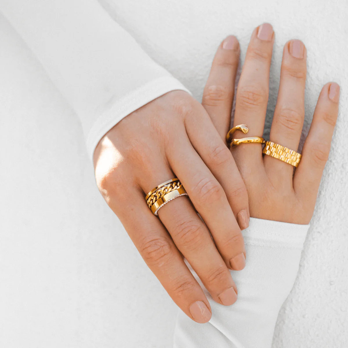 Anillo ZAYA ancho con cadena central y borde de zirconias, baño de oro 18K; hipoalergénico, a prueba de agua y con garantía de por vida.