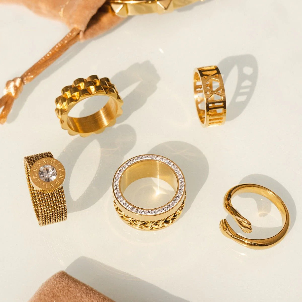 Anillo ZAYA ancho con cadena central y borde de zirconias, baño de oro 18K; hipoalergénico, a prueba de agua y con garantía de por vida.